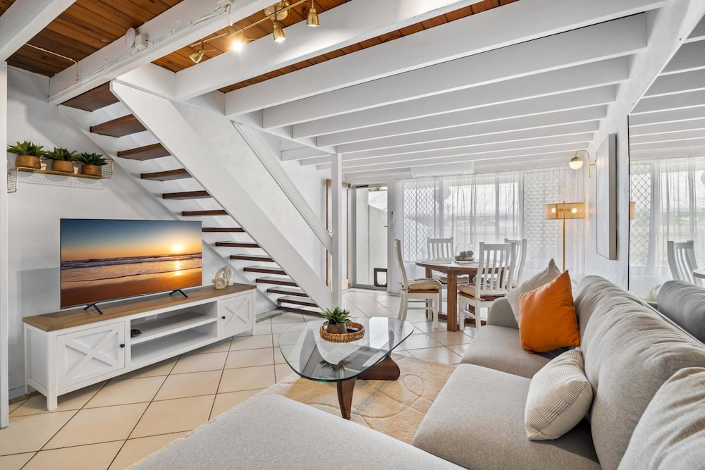 Chic 2-bed Cabin-style Home by Mooloolaba Beach