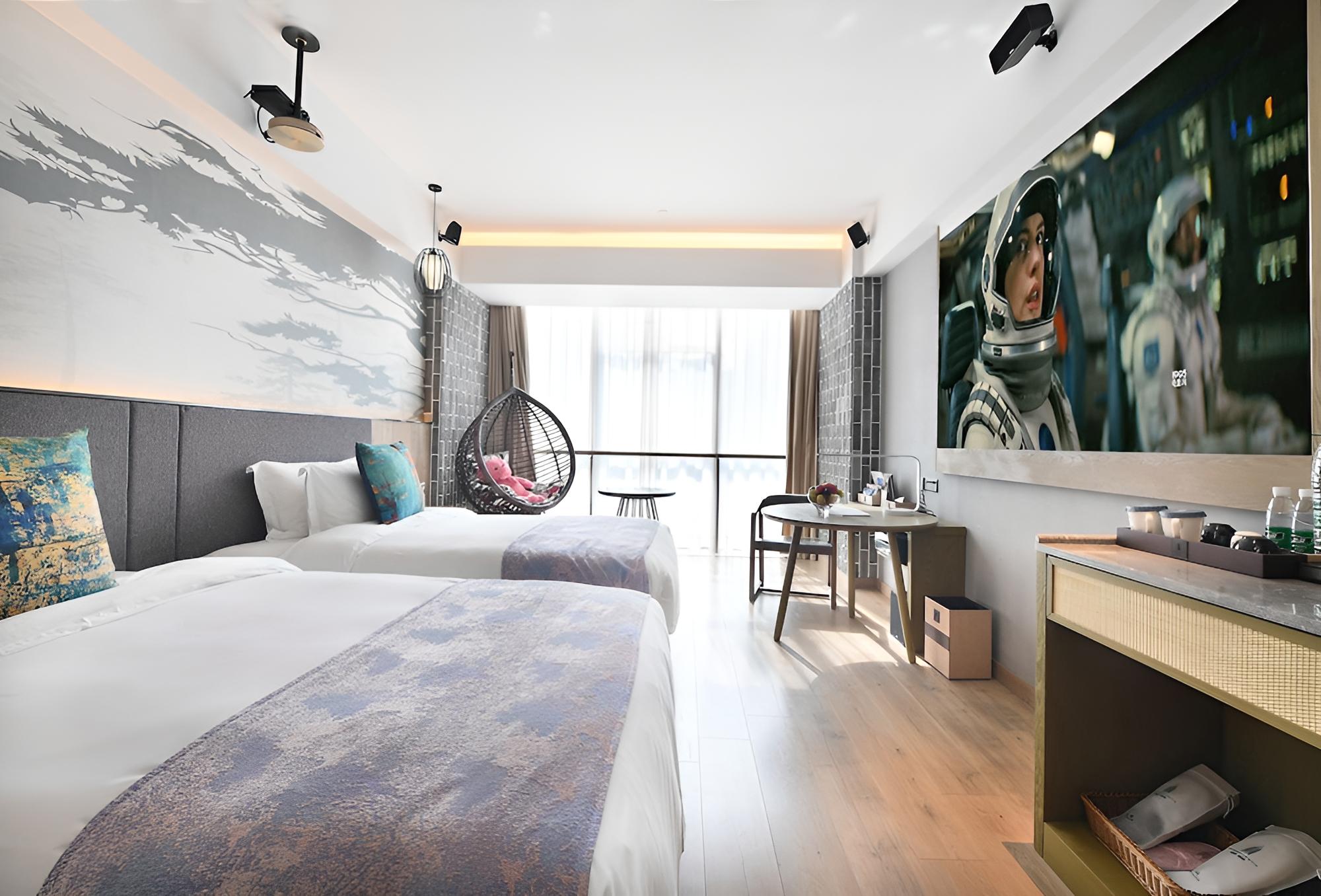 MEHOOD LESTIE HOTEL