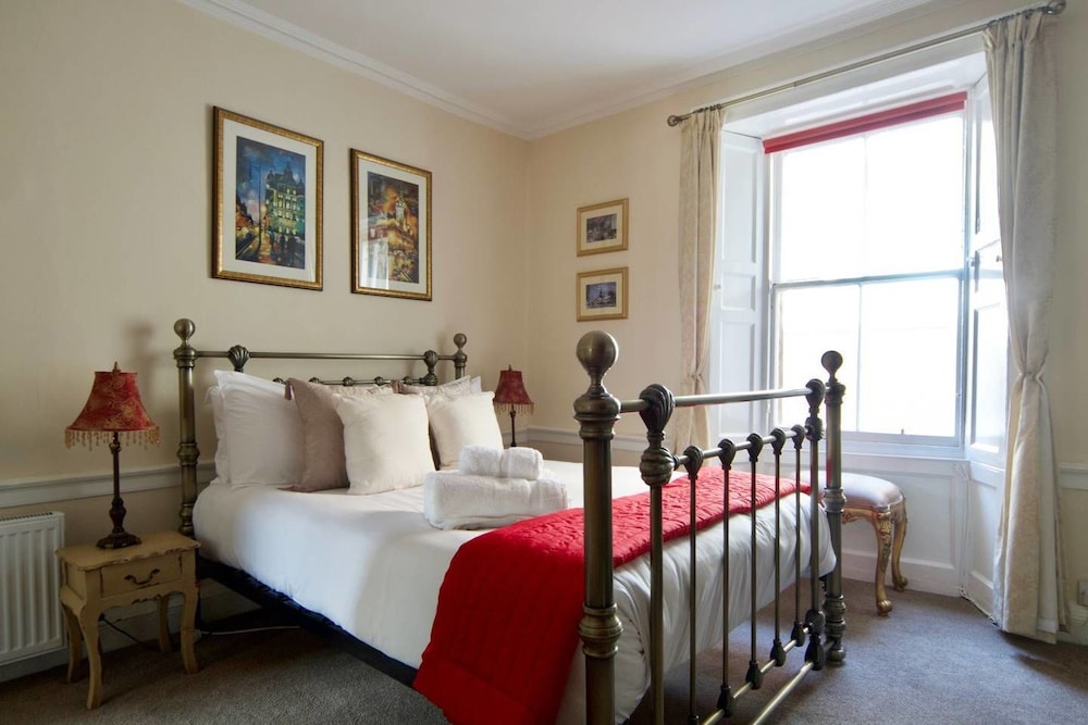 JOIVY Perfect Location - Stylish 2bd Rose St Apartment view 4