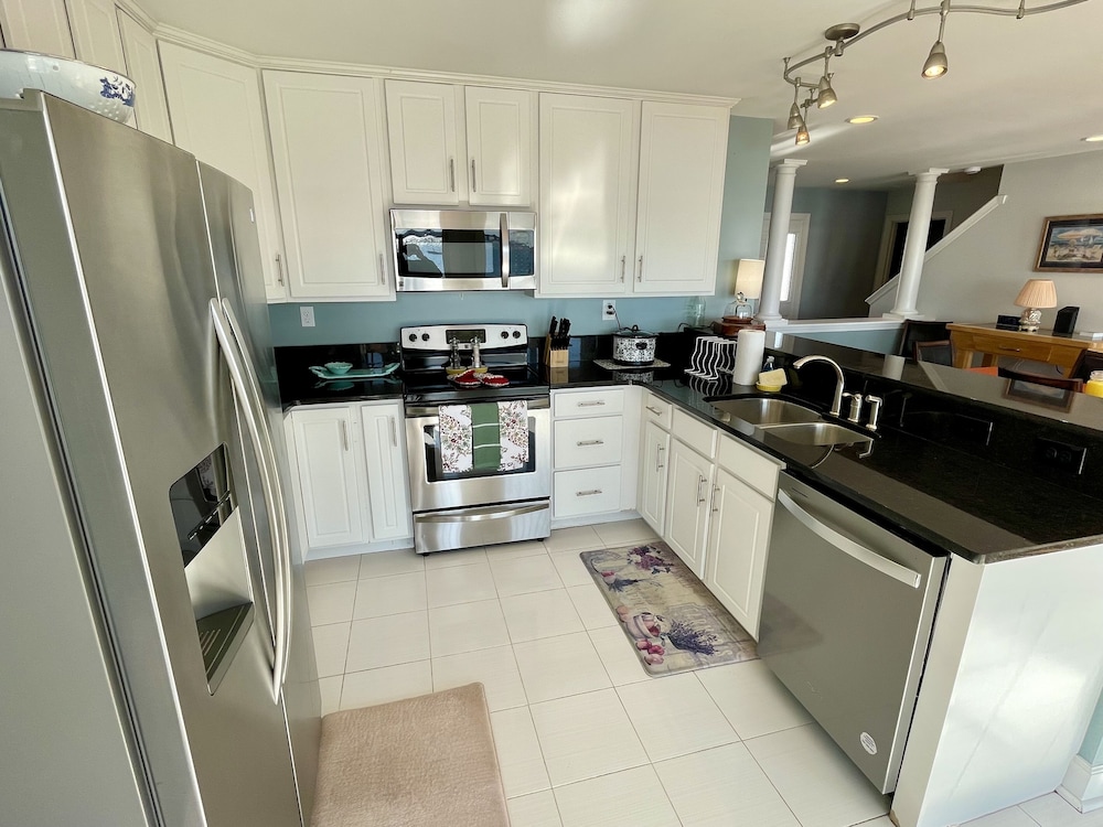 Big Waterfront House W/ Amazing View And Swim Deck 3 Bedroom Home