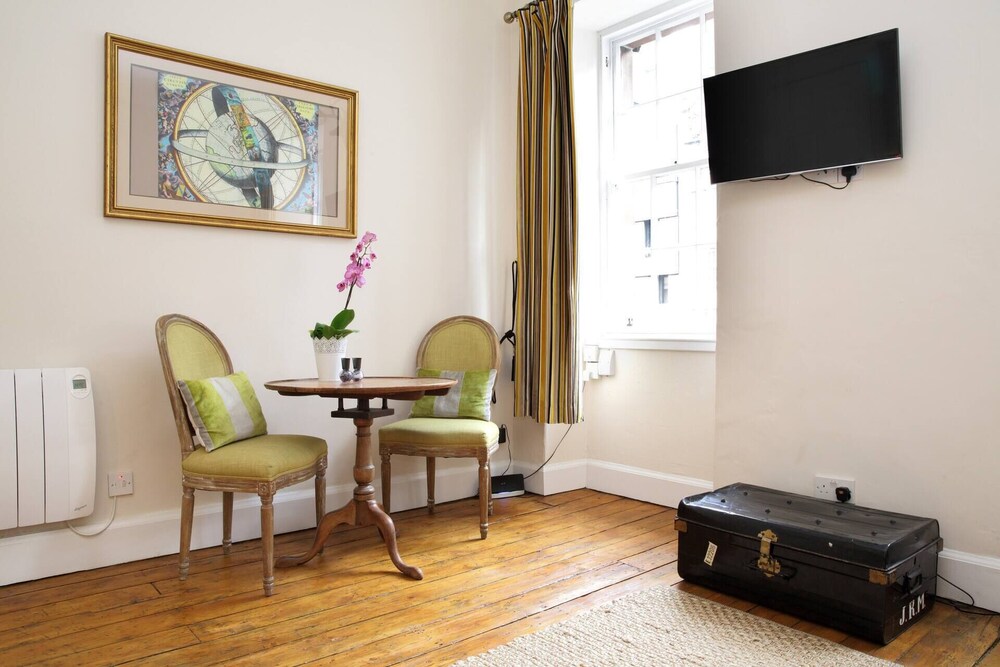 JOIVY Royal Mile Tower Apartment view 5