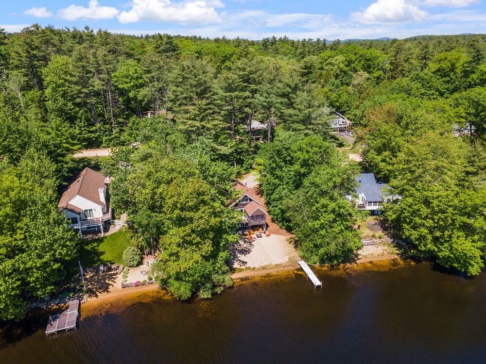 Idyllic Lakeside Getaway 4 Bedroom Home by RedAwning