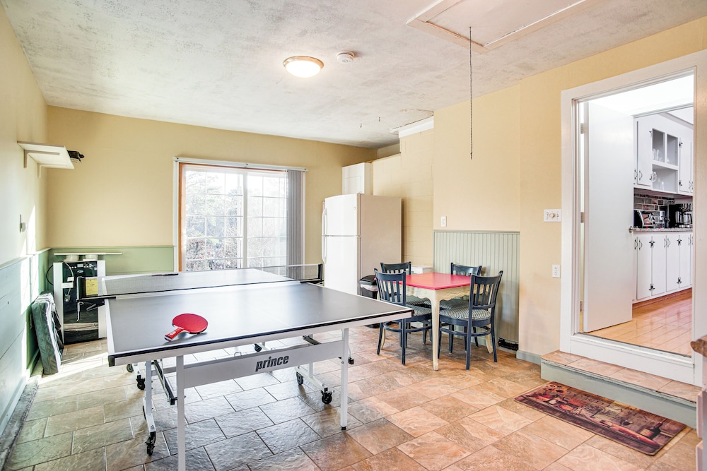 Ping-pong & Backyard: Spacious Chatham Retreat