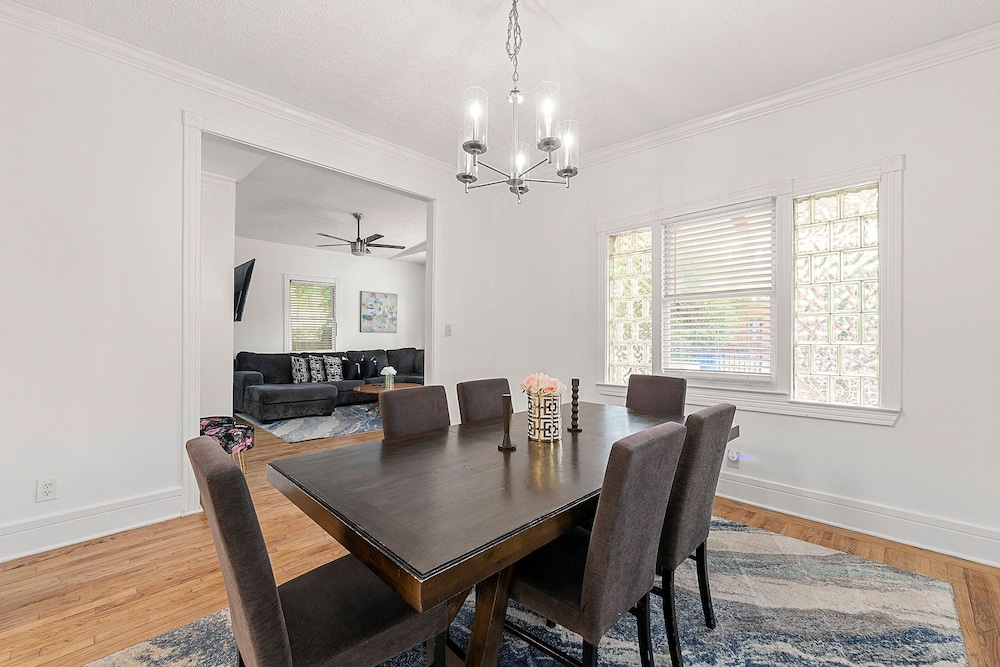 Spacious Home Near Zoo Atlanta l Sleeps 12 Includ view 3
