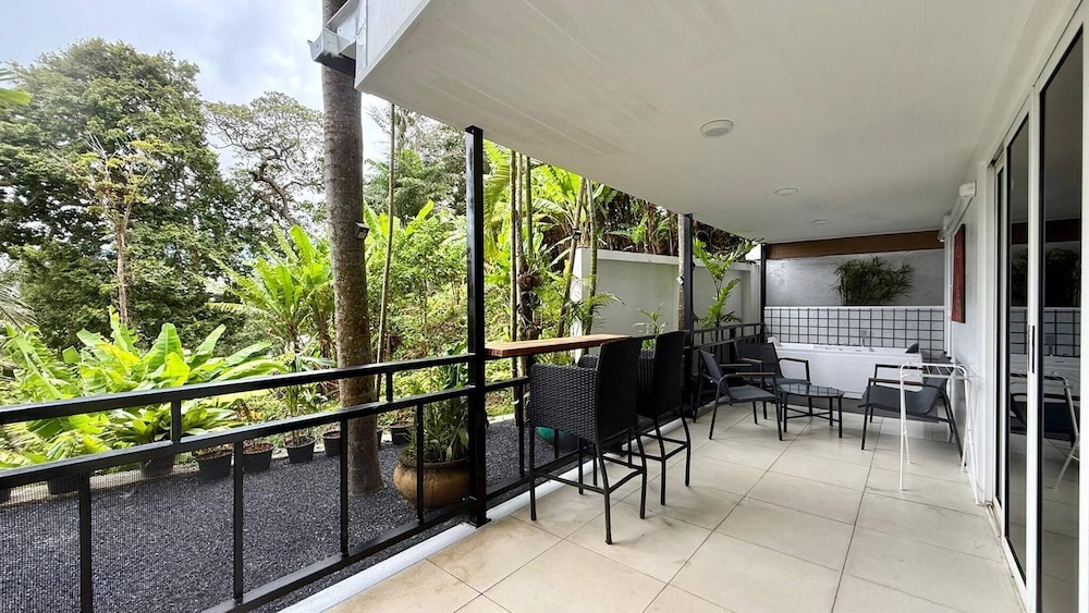 B11 Sunset Plaza Partial Seaview 1 Bedroom 1 Bathroom With Large Jaguzzi