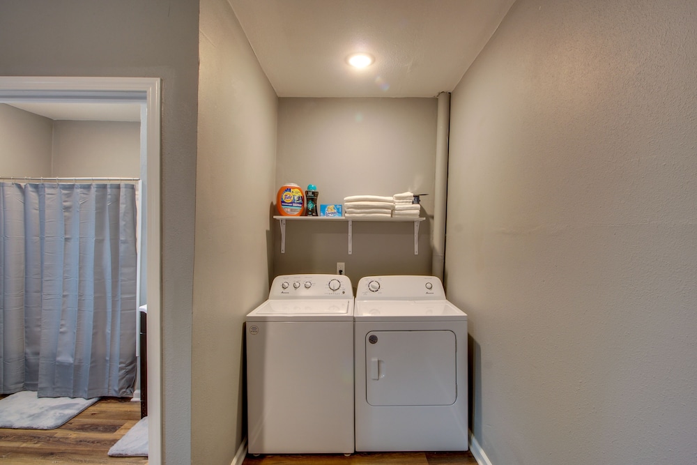 Cozy Missouri Escape w/ Balcony, Near Colleges! view 5