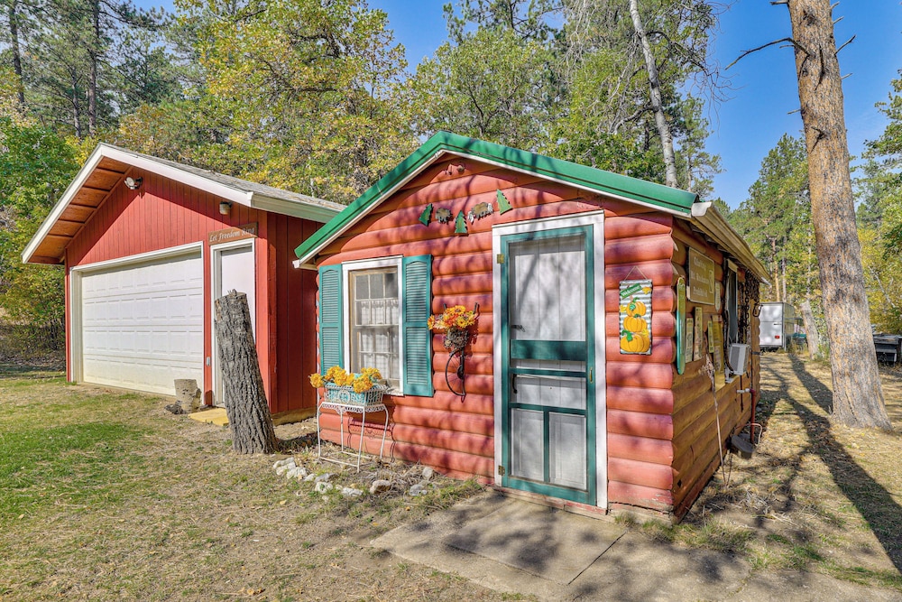Historic Keystone Cabin Near Mount Rushmore! view 4