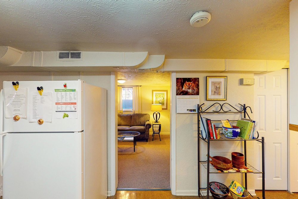 Elati Guesthouse: Walkable Home in Arts District