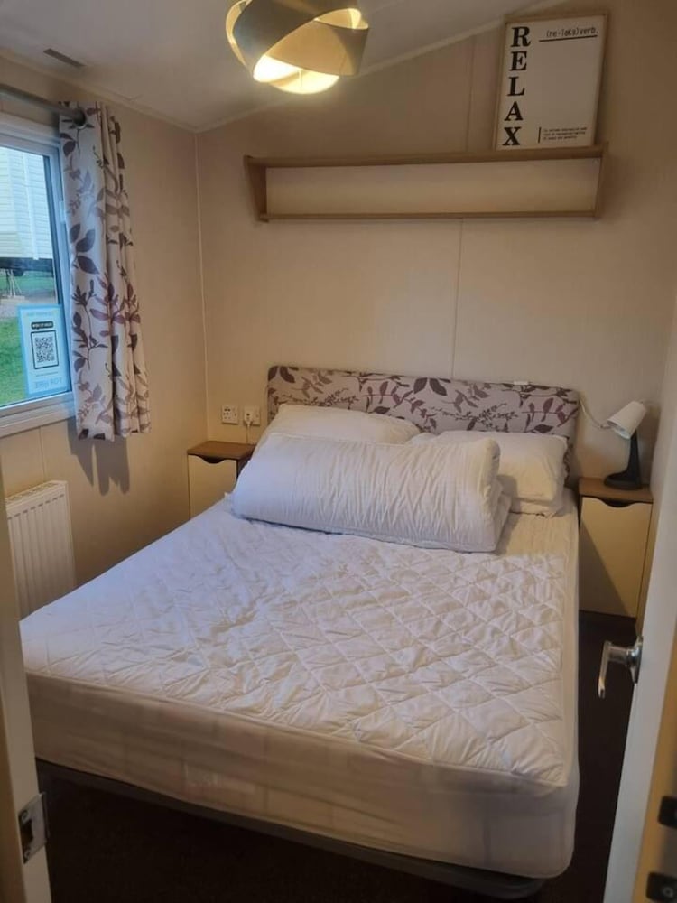 Stunning 8 Berth Caravan in Poole view 2