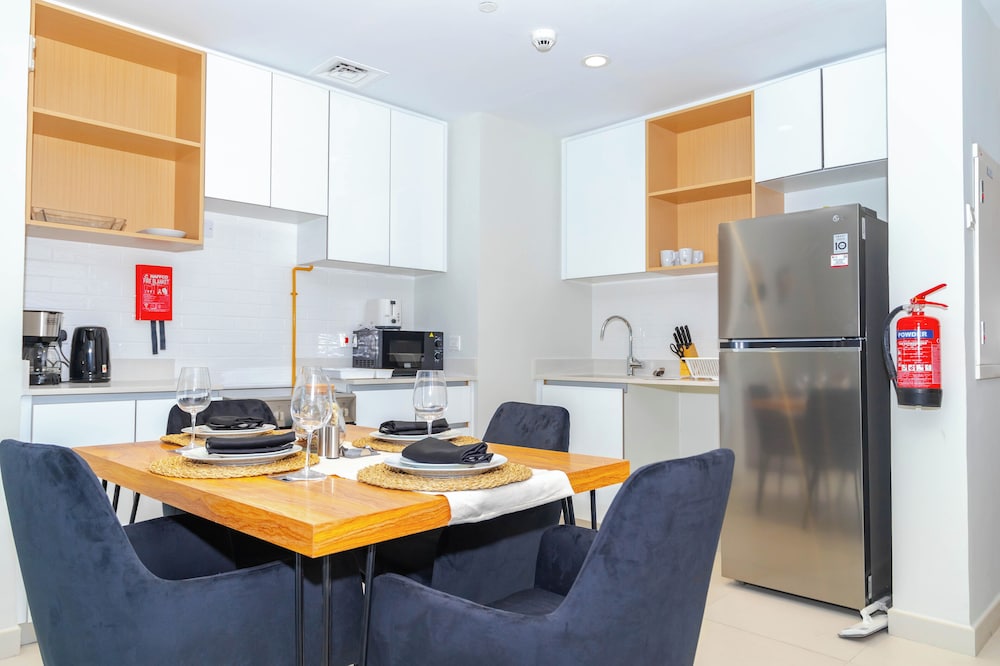 Bloomfields Modern 1BR in Reflection