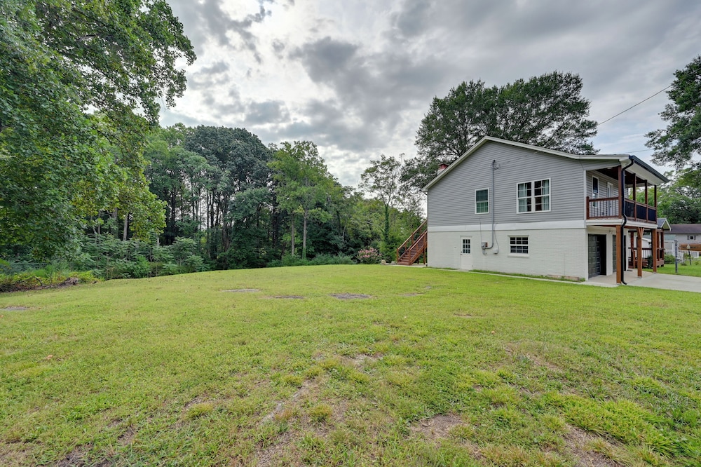 12 Mi to Downtown Winston-salem: Apt w/ Balcony!
