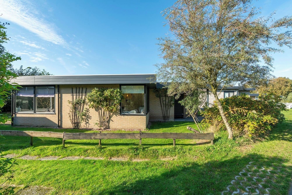 Bungalow in Sint Maartenszee Near Beach