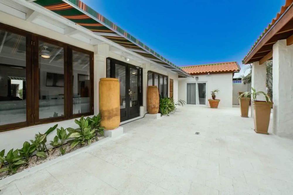 Blue Makini Villa in Noord