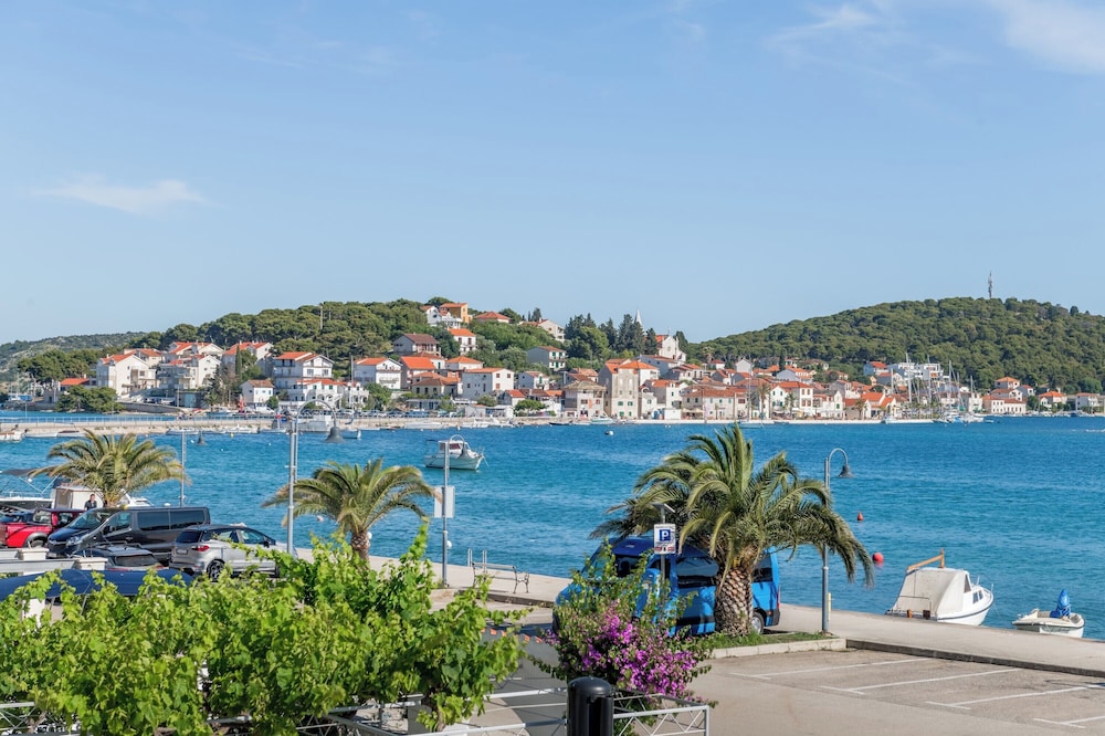 Seafront apartments Marija with terrace and mooring