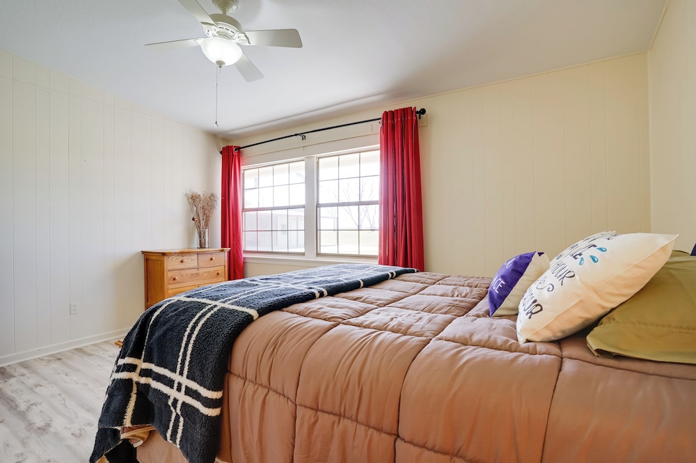 On-site River Access: Fishing Retreat in Granbury!