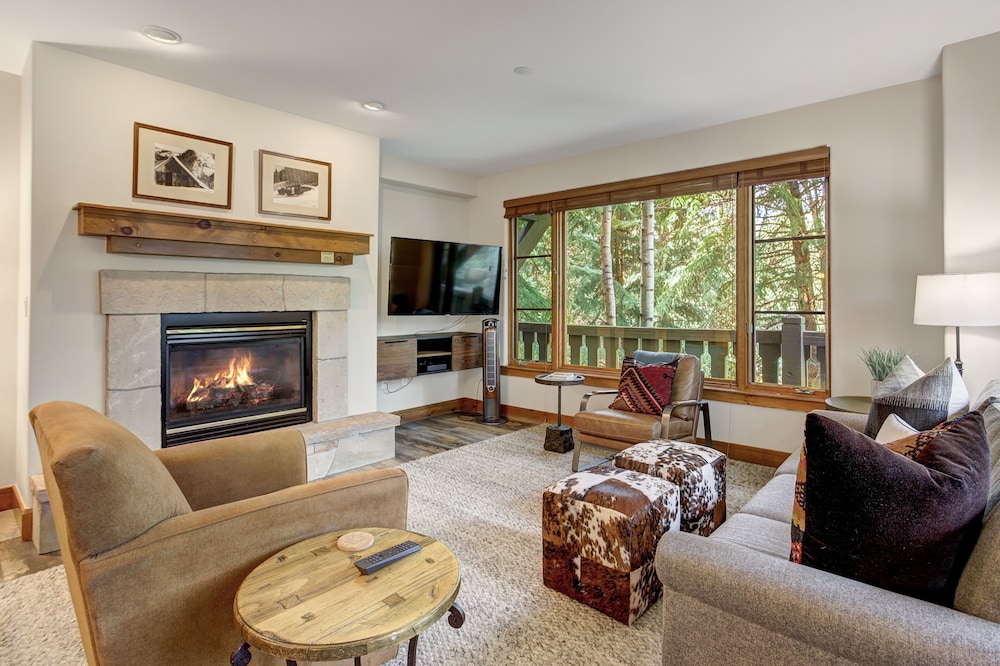 Premium 2 Bedroom Condo in Arrowhead Village! 2 Condo
