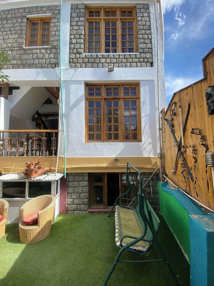 Nezer Hostel & Roof Top Cafe