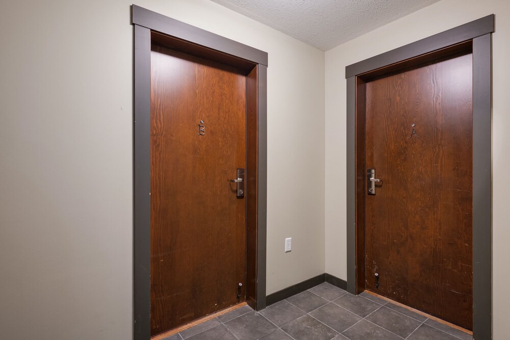 CENTRALLY Located 3-Br Home | TRUE Ski In/Out | FREE access to Pools & Hot Tubs - Image 4
