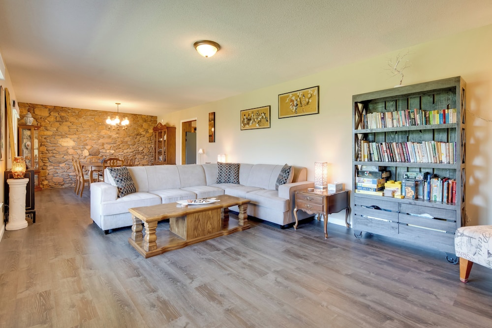 11 Mi to Asheville: Scenic Retreat w/ Game Room
