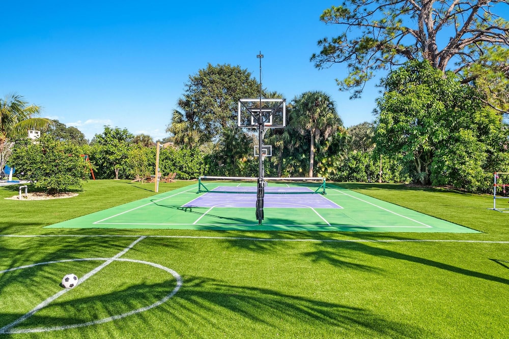 Luxurious 6-Bedroom Villa with Pool & Games