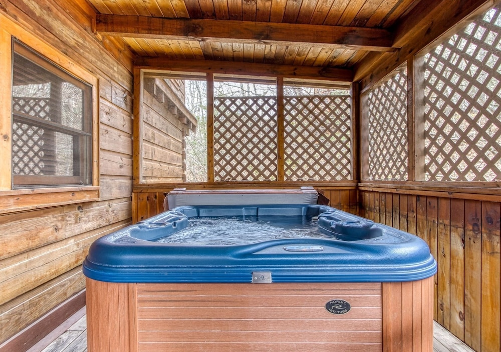 Er47 - Moody Blue - Great Location. Close To All The Action! 3 Bedroom Cabin by RedAwning view 2