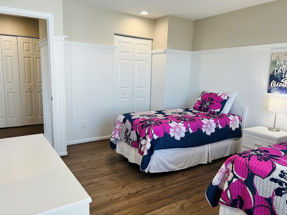 Avalon East- 5 Bedroom Home by RedAwning