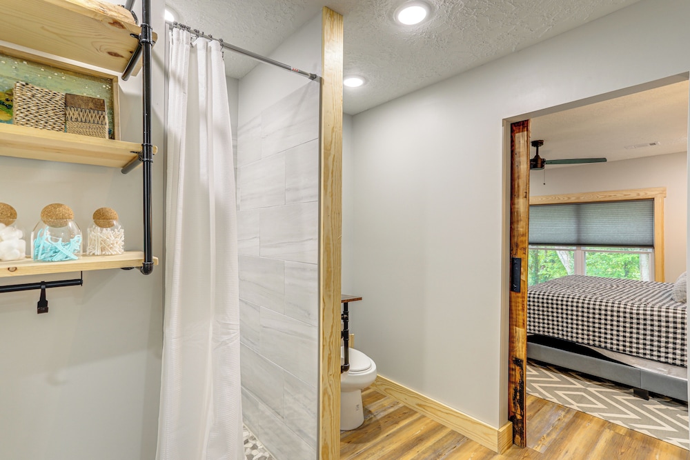 Relax on the River: Modern Mountain View Escape!