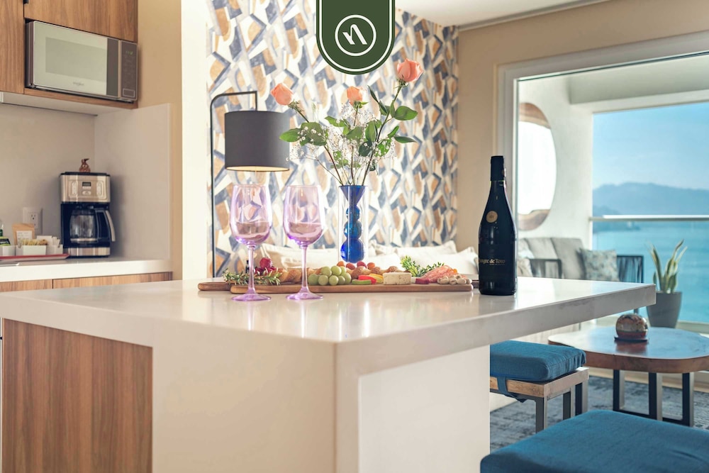 Elegant 1 BR Condo - Beachfront - Pools - King