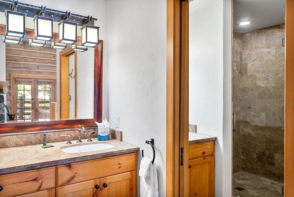 Pine Inn at Trail's End Lodge - Three Bedroom Residence with Spa #1 3 Condo