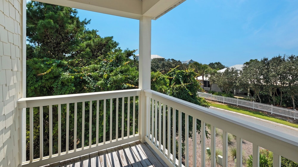 Stunning 4 Bd/4.5 BA - Free Wifi - Easy Walk to Beach