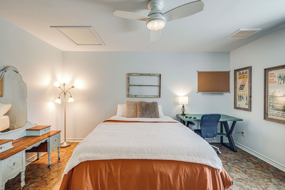 6 Mi to Granbury City Beach Park: Apt w/ Veranda!