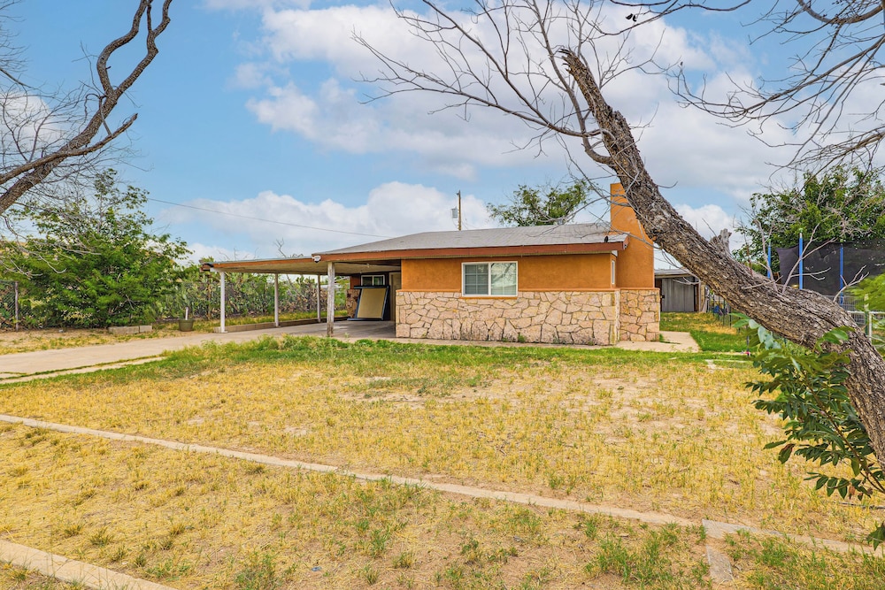 Cozy Home w/ Patio 24 Miles to Carlsbad Caverns NP