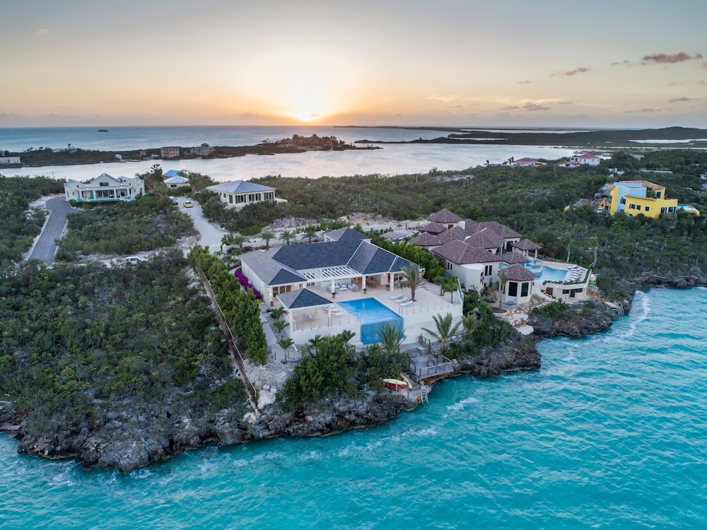 5 BR Waterfront Villa On Chalk Sound Blue Water