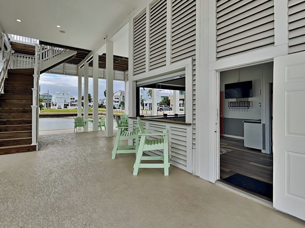 Rosé By The Bay by Ryson Vacation Rentals