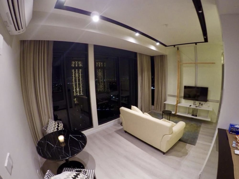 Expressionz Professional Suites by Kelvin