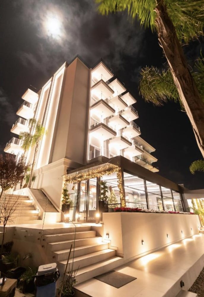 Demi Hotel 13