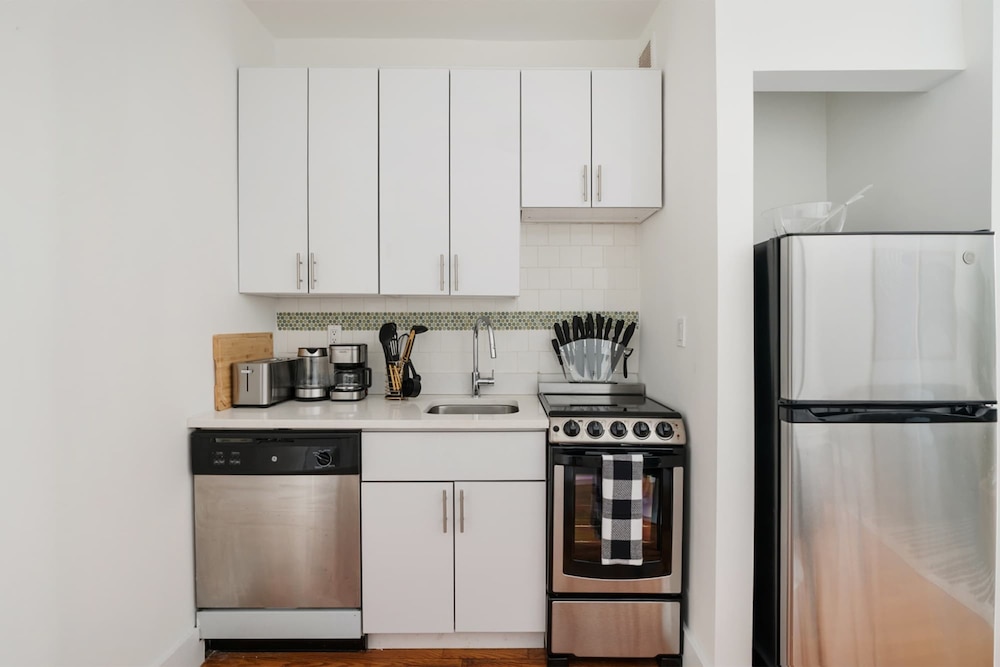 444-4e Contemporary 2BR in Hell s Kitchen