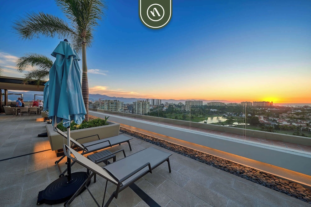 Luxury 2 BR Condo Near Golf Courses and Marina