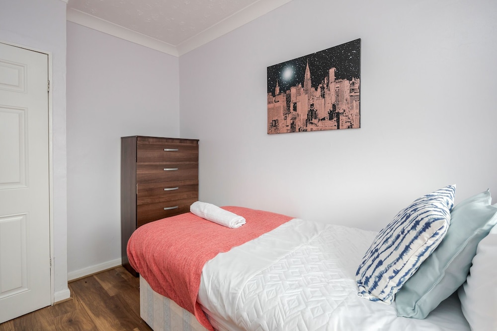 Dagenham Dream House - 4 Bedrooms view 3