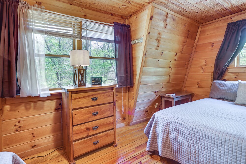 Comfy Taswell Cabin Rental - Community Amenities! view 5