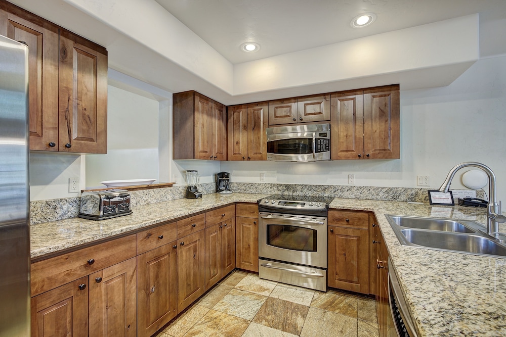 Spacious Upstairs Townhome With Private Garage 2 Bedroom Condo