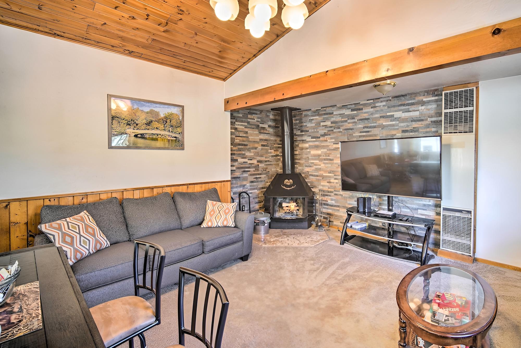 Sugarloaf Cabin w/ Hot Tub ~ 6 Mi to Big Bear view 5