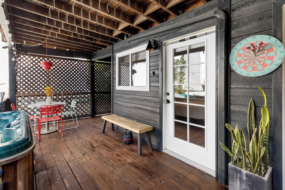 Chic LA Hideaway w/ Soaking Tub, Firepit Lounge & Tranquil Backyard