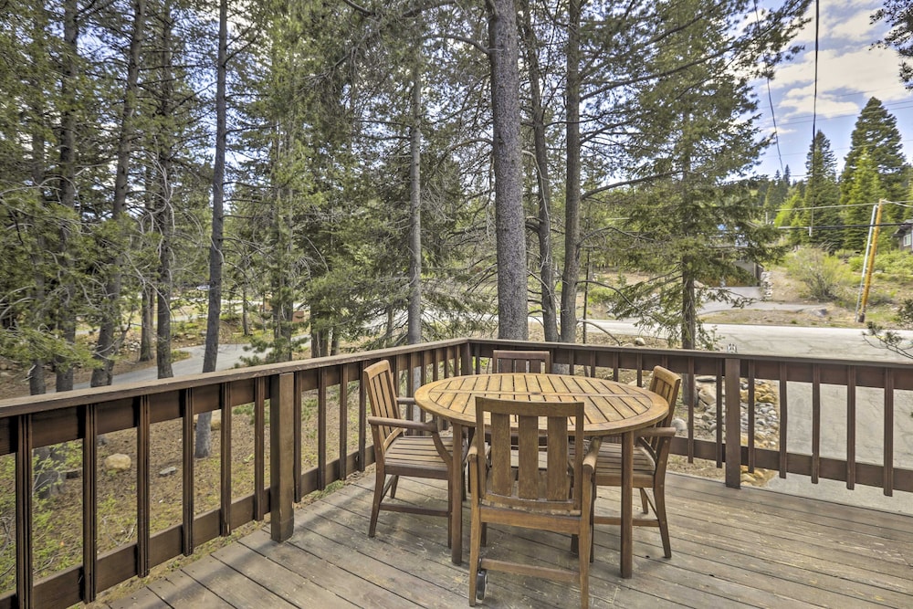 Game Room: Mountain Chalet 5 Mi to Donner Lake view 4