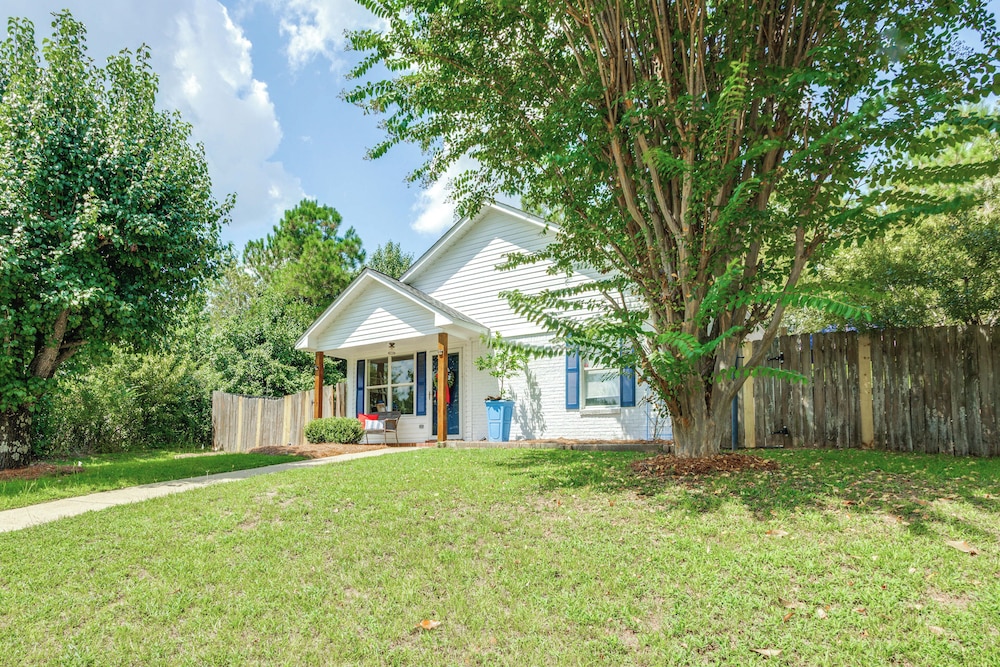 1 Mi to Ole Miss: Pet-friendly Retreat w/ Yard