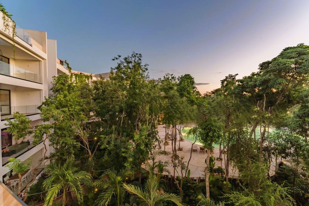 Anana Yaaxlum 105 S Oasis Pool and Jacuzzi