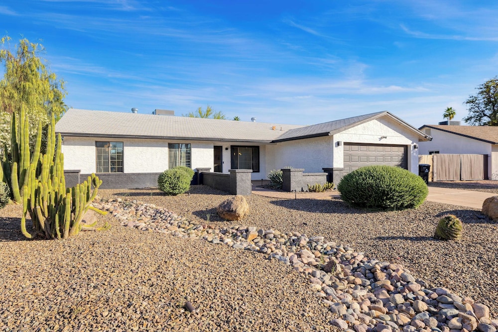 Sol Vista Private Oasis w/ Pool, Putting Green, and Prime Location