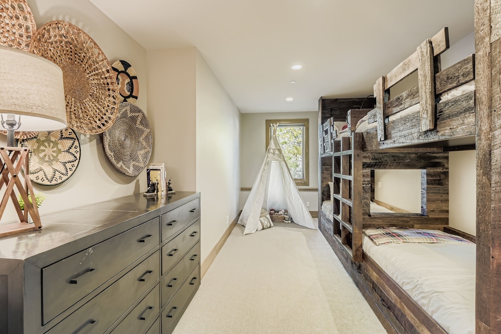 King Road Luxury Lodge, Private Hottub, Game Room, Media Room 45 4 Bedroom Home