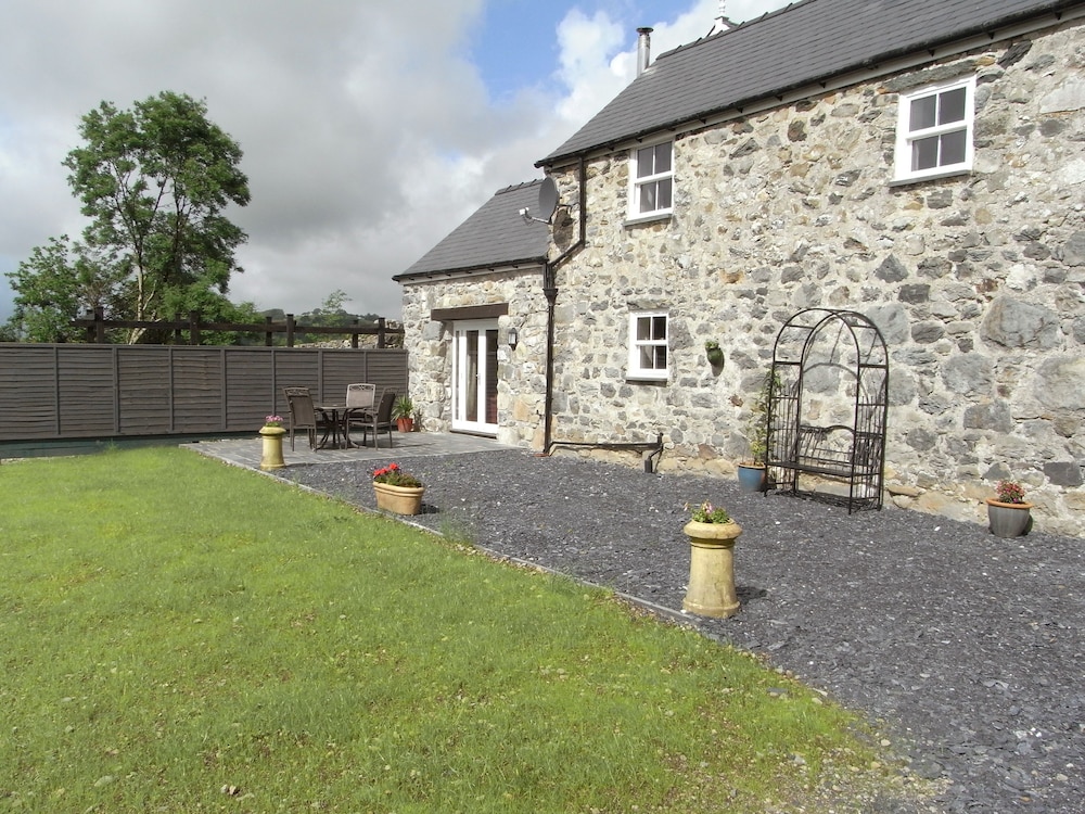 Y Bwythyn at Henfaes
