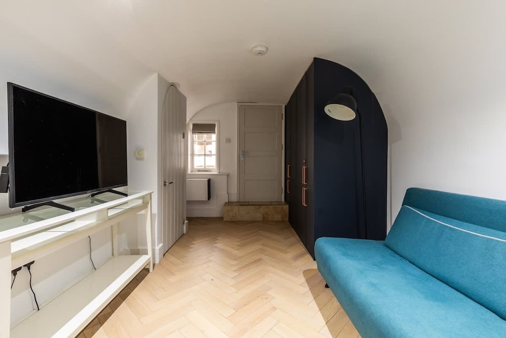 Elegant Georgian Flat in Historic Bath With Garden